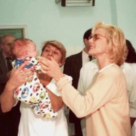 Darina, bébé, et sa mère adoptive Sylvie Vartan. Photo publiée le 19 février 2020.