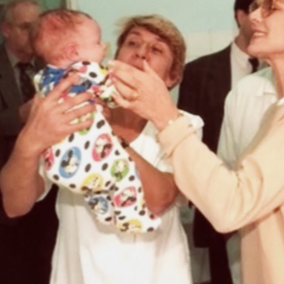 Darina, bébé, et sa mère adoptive Sylvie Vartan. Photo publiée le 19 février 2020.