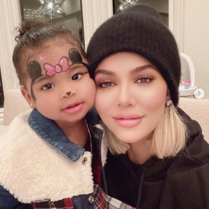 Khloé Kardashian et sa fille True Thompson. Janvier 2020.