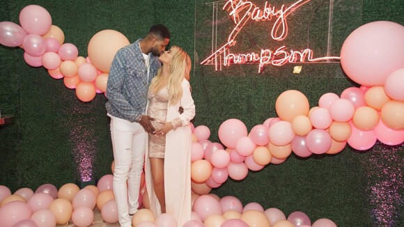 Khloé Kardashian confie à ses soeurs Kourtney Kardashian et Kendall Jenner qu'elle pense à son ex-compagnon Tristan Thompson, pour un don de sperme qui lui permettrait d'avoir un deuxième enfant. Avril 2020.