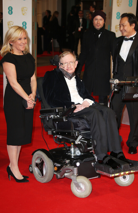 Stephen Hawking et sa fille Lucy Hawking - Cérémonie des "British Academy of Film and Television Arts" (BAFTA) 2015 au Royal Opera House à Londres, le 8 février 2015