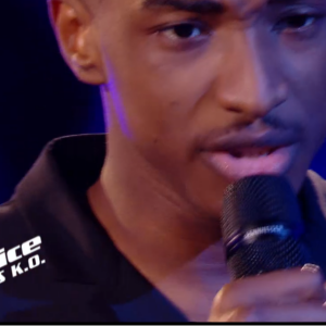 Abi lors de l'épreuve des K.O dans "The Voice 2020" - Talent de Pascal Obispo. Émission du samedi 25 avril 2020, TF1
