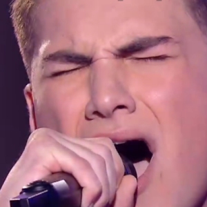 Hakob lors de l'épreuve des K.O dans "The Voice 2020" - Talent de Pascal Obispo. Émission du samedi 25 avril 2020, TF1