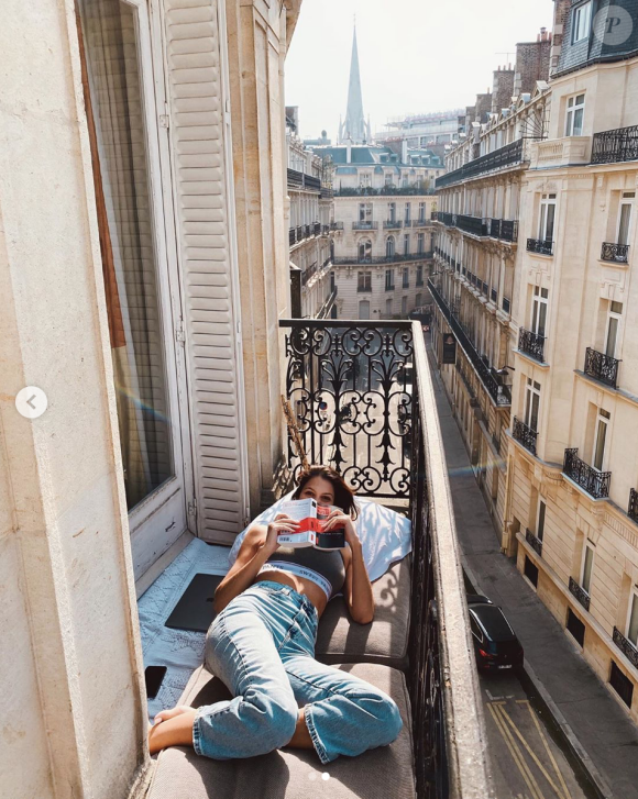 Iris Mittenaere, au balcon de son appartement, à Paris. Mars 2020.