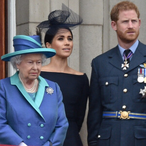 La reine Elisabeth II d'Angleterre, Meghan Markle, duchesse de Sussex (habillée en Dior Haute Couture par Maria Grazia Chiuri), le prince Harry, duc de Sussex - La famille royale d'Angleterre lors de la parade aérienne de la RAF pour le centième anniversaire au palais de Buckingham à Londres. Le 10 juillet 2018.