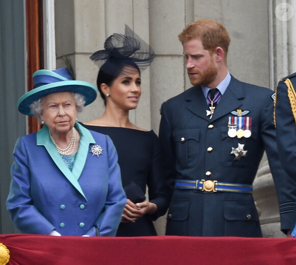 La reine Elisabeth II d'Angleterre, Meghan Markle, duchesse de Sussex (habillée en Dior Haute Couture par Maria Grazia Chiuri), le prince Harry, duc de Sussex - La famille royale d'Angleterre lors de la parade aérienne de la RAF pour le centième anniversaire au palais de Buckingham à Londres. Le 10 juillet 2018.