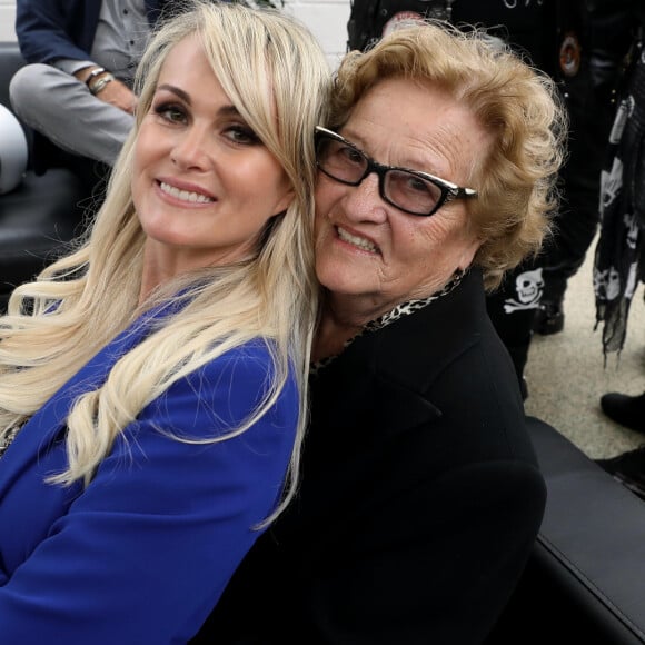 Exclusif - Laeticia Hallyday et Elyette Boudou (Mamie Rock) - Laeticia Hallyday reçoit la médaille de la ville de Toulouse en compagnie de ses filles et d'Elyette Boudou avant de quitter l'Esplanade Johnny Hallyday. Laeticia Hallyday et ses filles Jade et Joy sont venues inaugurer une esplanade portant le nom de Johnny Hallyday située en face du Zénith de Toulouse, le 15 juin 2019, date hautement symbolique puisque le rockeur aurait eu 76 ans. Laeticia porte le pendentif crucifix de Johnny autour du cou. © Dominique Jacovides/Bestimage