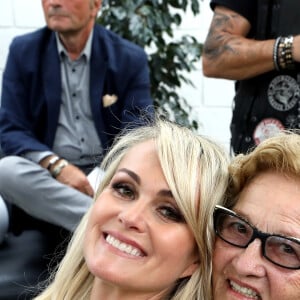 Exclusif - Laeticia Hallyday et Elyette Boudou (Mamie Rock) - Laeticia Hallyday reçoit la médaille de la ville de Toulouse en compagnie de ses filles et d'Elyette Boudou avant de quitter l'Esplanade Johnny Hallyday. Laeticia Hallyday et ses filles Jade et Joy sont venues inaugurer une esplanade portant le nom de Johnny Hallyday située en face du Zénith de Toulouse, le 15 juin 2019, date hautement symbolique puisque le rockeur aurait eu 76 ans. Laeticia porte le pendentif crucifix de Johnny autour du cou. © Dominique Jacovides/Bestimage