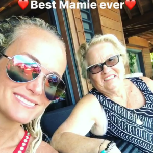 Laeticia Hallyday pose avec complicité avec sa grand-mère Elyette, lors de ses vacances à Saint-Barthélemy. Instagram, le 24 août 2017.