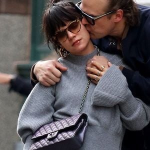 Lily Allen et David Harbour officialisent leur relation amoureuse en échangeant un baiser dans les rues de New York, le 13 octobre 2019.