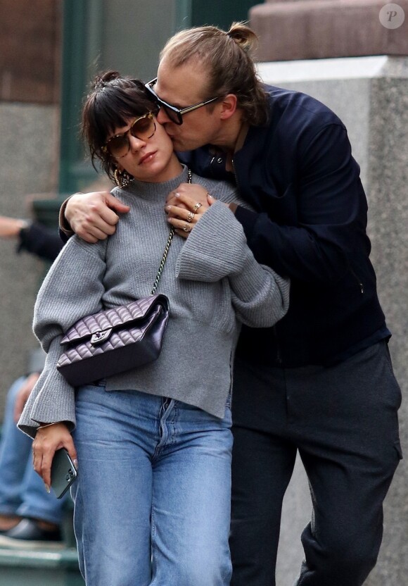 Lily Allen et David Harbour officialisent leur relation amoureuse en échangeant un baiser dans les rues de New York, le 13 octobre 2019.
