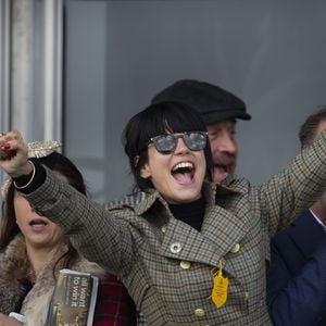 Lily Allen est dans tous ses états lors du Festival de Cheltenham. Le 13 mars 2020.