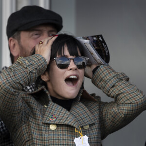 Lily Allen est dans tous ses états lors du Festival de Cheltenham (course de chevaux) le 13 mars 2020.