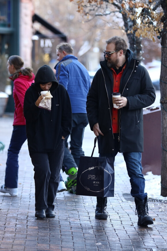Exclusif - Lily Allen et son compagnon David Harbour font du shopping à Aspen, Colorado, États-Unis, le 4 janvier 2020.