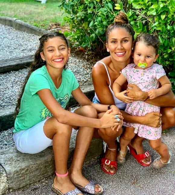 Wafa de "Koh-Lanta" avec ses filles Manel et Jenna, le 31 mars 2020