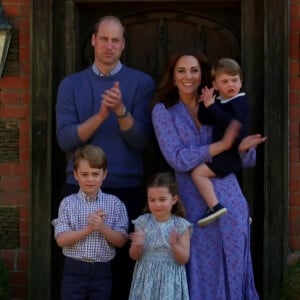 Le prince William, duc de Cambridge, Catherine Kate Middleton, duchesse de Cambridge, et leurs enfants , le prince George, la princesse Charlotte et le prince Louis applaudissent les travailleurs indispensables pendant l'épidémie de coronavirus (COVID-19) le 23 avril 2020.