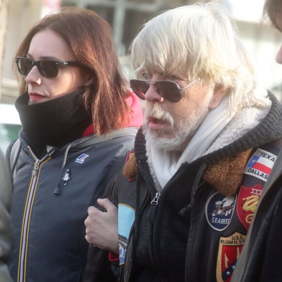 Lolita Séchan et son père le chanteur Renaud - Obsèques de Thierry Séchan frère du chanteur Renaud) au cimetière du Montparnasse à Paris le 16 janvier 2019.