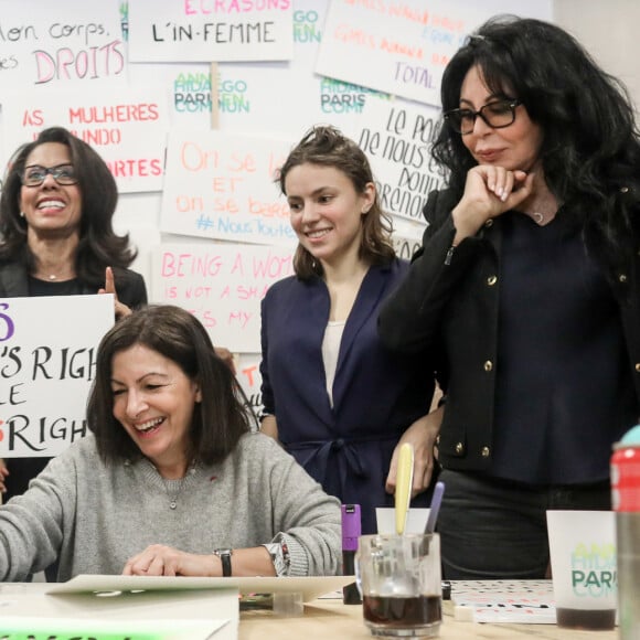 La maire de Paris, Anne Hidalgo organise un atelier de mobilisation en amont de la manifestation féministe "On arrête Toutes", accompagné de Yamina Benguigui et Audrey Pulvar, dans sonn local de campagne, Paris, le 8 mars 2020. © Stéphane Lemouton/Bestimage