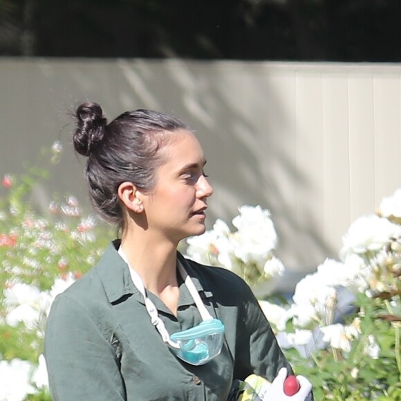 Exclusif - Nina Dobrev arrive à une fête privée dans le quartier de Santa Monica pendant l'épidémie de coronavirus (COVID-19) à Los Angeles. Elle porte un masque de protection autour du cou et des gants en chirurgicaux! Le 2 mai 2020