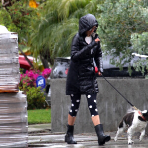 Exclusif - Nina Dobrev promène son chien Maverick sous la pluie près de sa maison de Los Angeles, pendant le confinement dû au coronavirus (Covid-19), le 9 avril 2020.