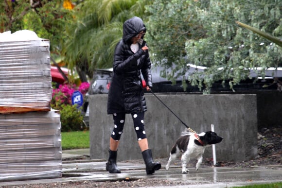 Exclusif - Nina Dobrev promène son chien Maverick sous la pluie près de sa maison de Los Angeles, pendant le confinement dû au coronavirus (Covid-19), le 9 avril 2020.