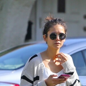 Concentrée sur son téléphone, Nina Dobrev oublie de ramasser les déjections de son chien lors de sa promenade à Beverly Hills, le 7 avril 2020.