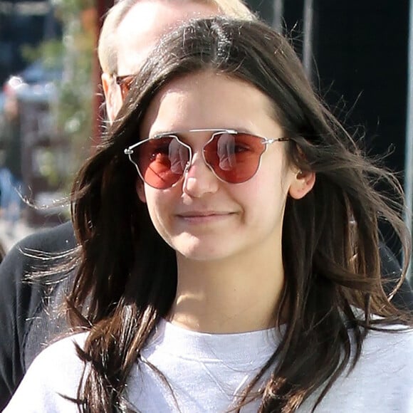 Nina Dobrev se promène avec des amis et son chien dans les rues de West Hollywood, le 12 janvier 2020.