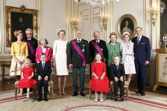La princesse Claire et son mari le prince Laurent, la reine Fabiola, la reine Mathilde, le roi Philippe, le roi Albert, la reine Paola, la princesse Astrid, le prince Lorenz, la princesse Elisabeth, le prince Gabriel, le prince Emmanuel et la princesse Eleonore au palais royal de Bruxelles en 2013.