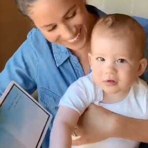 Meghan Markle et son fils Archie filmés par le prince Harry pour le premier anniversaire du petit garçon, le 5 mai 2020, à Los Angeles.