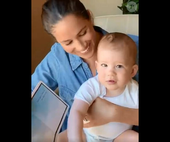 Meghan Markle et son fils Archie filmés par le prince Harry pour le premier anniversaire du petit garçon, le 5 mai 2020, à Los Angeles.