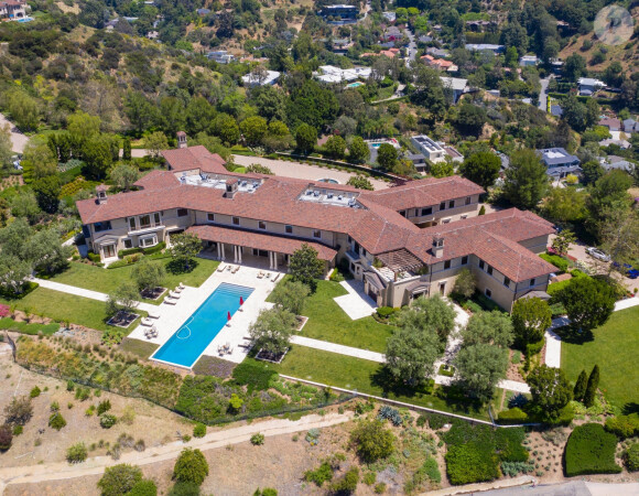 Vue aérienne de la maison de l'acteur et producteur Tyler Perry, le 7 mai 2020 dans un quartier protégé de Beverly Hills à Los Angeles, que Meghan Markle et le prince Harry occupent en son absence.