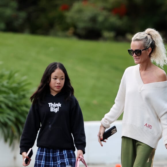 Laeticia Hallyday et ses filles Jade, 15 ans, et Joy, 11 ans, promènent leur chien Cheyenne dans le quartier de Brentwood à Los Angeles, pendant la période de confinement liée à l'épidémie de coronavirus (Covid-19), le 1er avril 2020.