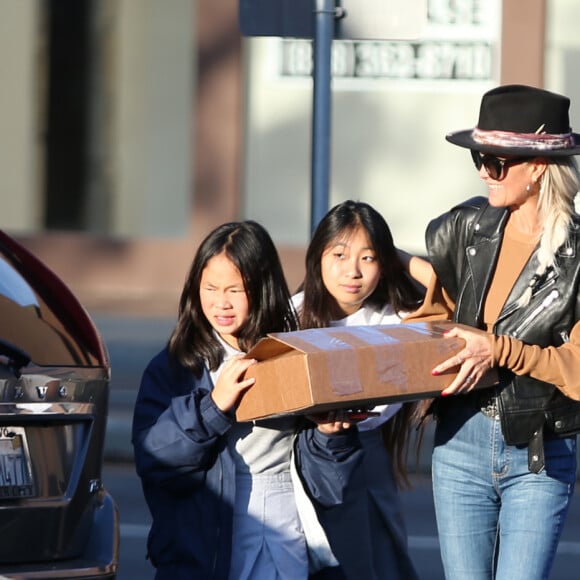 Exclusif - Laeticia Hallyday et ses filles Jade et Joy font du shopping à Santa Monica le 17 janvier 2020.