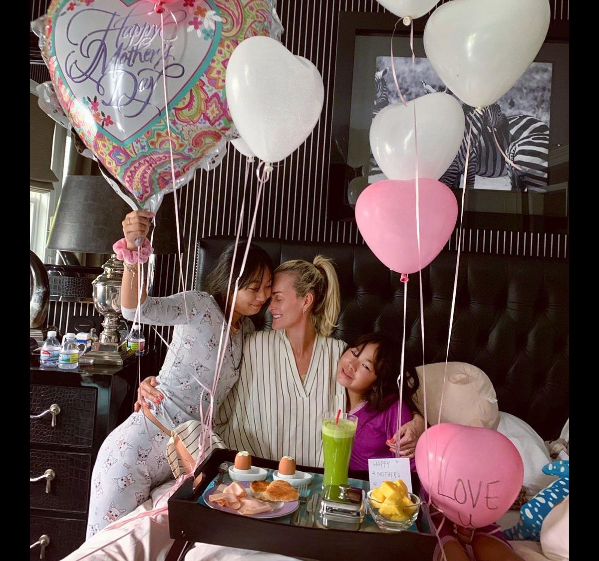Laeticia Hallyday Dehanche Sensuel Avec Joy Pour La Fete Des Meres Purepeople
