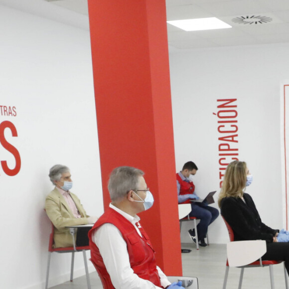 La reine Letizia d'Espagne était en visite dans les locaux d'une antenne de la Croix-Rouge espagnole dans le nord de Madrid le 11 mai 2020.