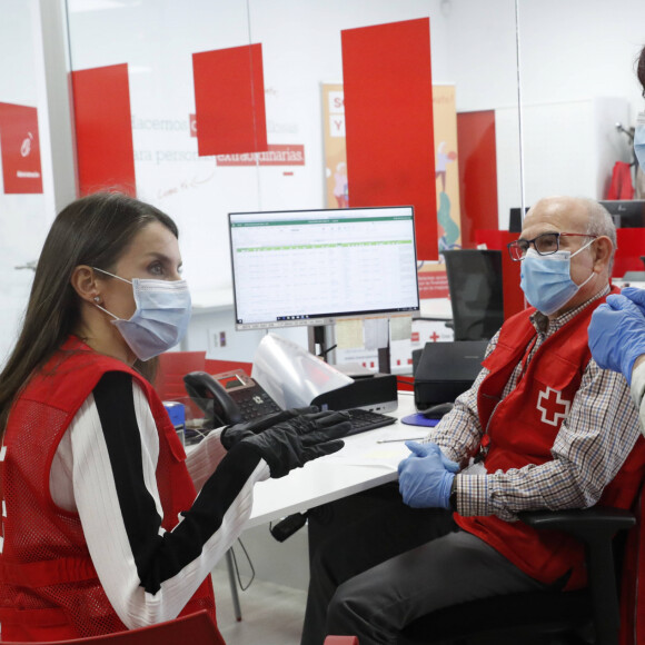 La reine Letizia d'Espagne était en visite dans les locaux d'une antenne de la Croix-Rouge espagnole dans le nord de Madrid le 11 mai 2020.