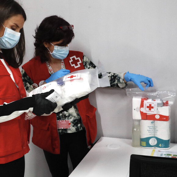 La reine Letizia d'Espagne était en visite dans les locaux d'une antenne de la Croix-Rouge espagnole dans le nord de Madrid le 11 mai 2020.