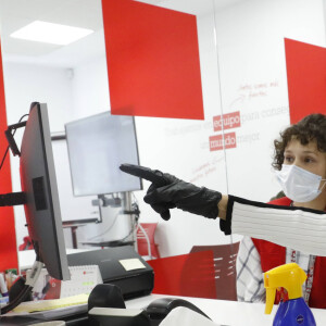 La reine Letizia d'Espagne était en visite dans les locaux d'une antenne de la Croix-Rouge espagnole dans le nord de Madrid le 11 mai 2020.