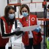 La reine Letizia d'Espagne était en visite dans les locaux d'une antenne de la Croix-Rouge espagnole dans le nord de Madrid le 11 mai 2020.