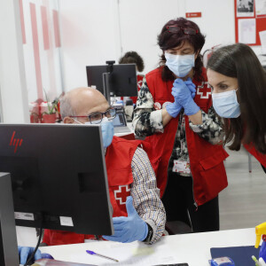 La reine Letizia d'Espagne était en visite dans les locaux d'une antenne de la Croix-Rouge espagnole dans le nord de Madrid le 11 mai 2020.