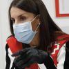 La reine Letizia d'Espagne était en visite dans les locaux d'une antenne de la Croix-Rouge espagnole dans le nord de Madrid le 11 mai 2020.