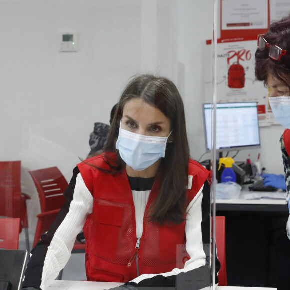 La reine Letizia d'Espagne était en visite dans les locaux d'une antenne de la Croix-Rouge espagnole dans le nord de Madrid le 11 mai 2020.