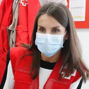 La reine Letizia d'Espagne était en visite dans les locaux d'une antenne de la Croix-Rouge espagnole dans le nord de Madrid le 11 mai 2020.
