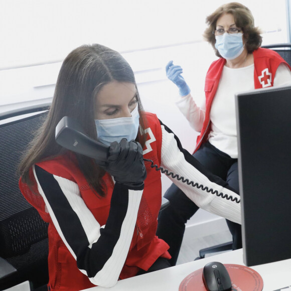 La reine Letizia d'Espagne était en visite dans les locaux d'une antenne de la Croix-Rouge espagnole dans le nord de Madrid le 11 mai 2020.