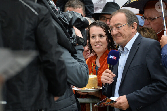 Jean-Pierre Pernaut lors du tournage de l'émission "Votre plus beau marché de France" à Montbrison le 14 juin 2019. © Frédéric Chambert / Panoramic / Bestimage