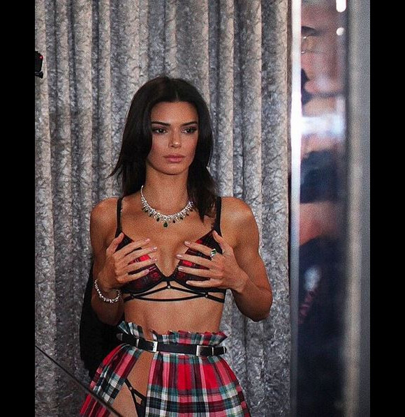 Kendall Jenner dans les coulisses du défilé Victoria's Secret 2018 à New York. Novembre 2018.