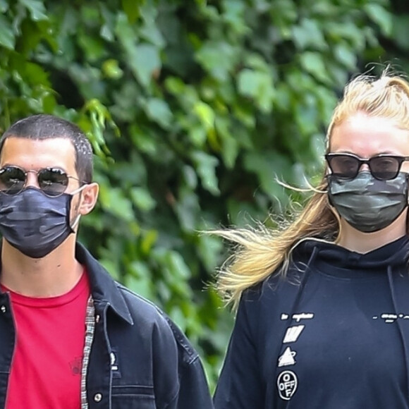 Exclusif - Joe Jonas et sa femme Sophie Turner (enceinte) prennent l'air pendant l'épidémie de coronavirus (COVID-19) à Los Angeles le 12 mai 2020.