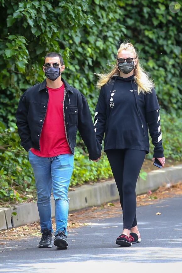 Exclusif - Joe Jonas et sa femme Sophie Turner (enceinte) prennent l'air pendant l'épidémie de coronavirus (COVID-19) à Los Angeles le 12 mai 2020.