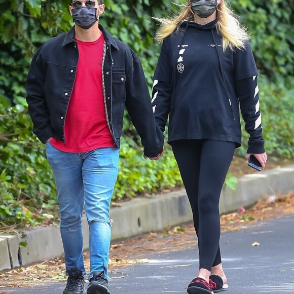 Exclusif - Joe Jonas et sa femme Sophie Turner (enceinte) prennent l'air pendant l'épidémie de coronavirus (COVID-19) à Los Angeles le 12 mai 2020.