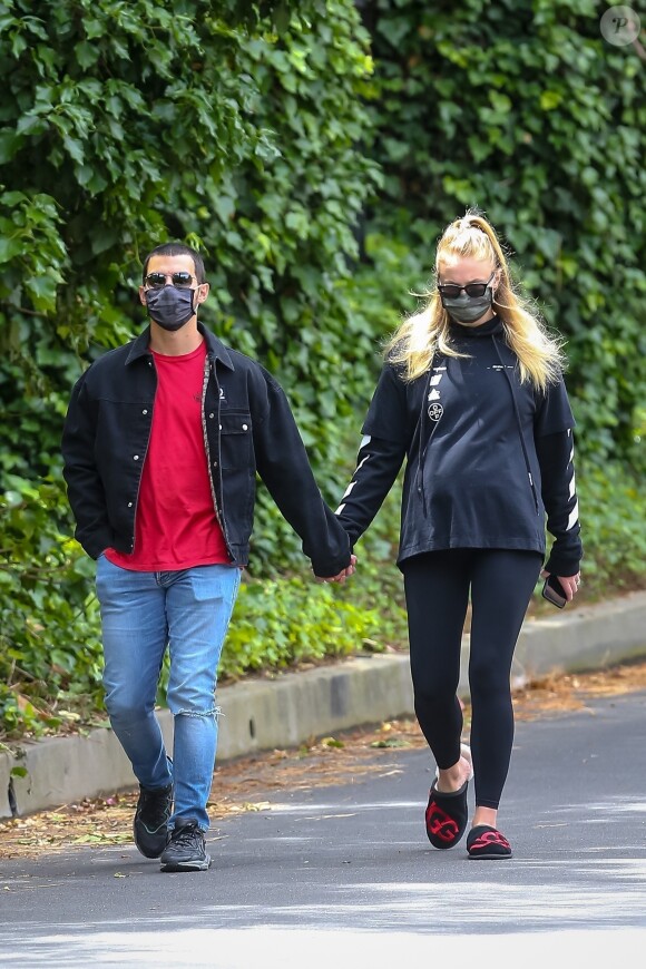 Exclusif - Joe Jonas et sa femme Sophie Turner (enceinte) prennent l'air pendant l'épidémie de coronavirus (COVID-19) à Los Angeles le 12 mai 2020.
